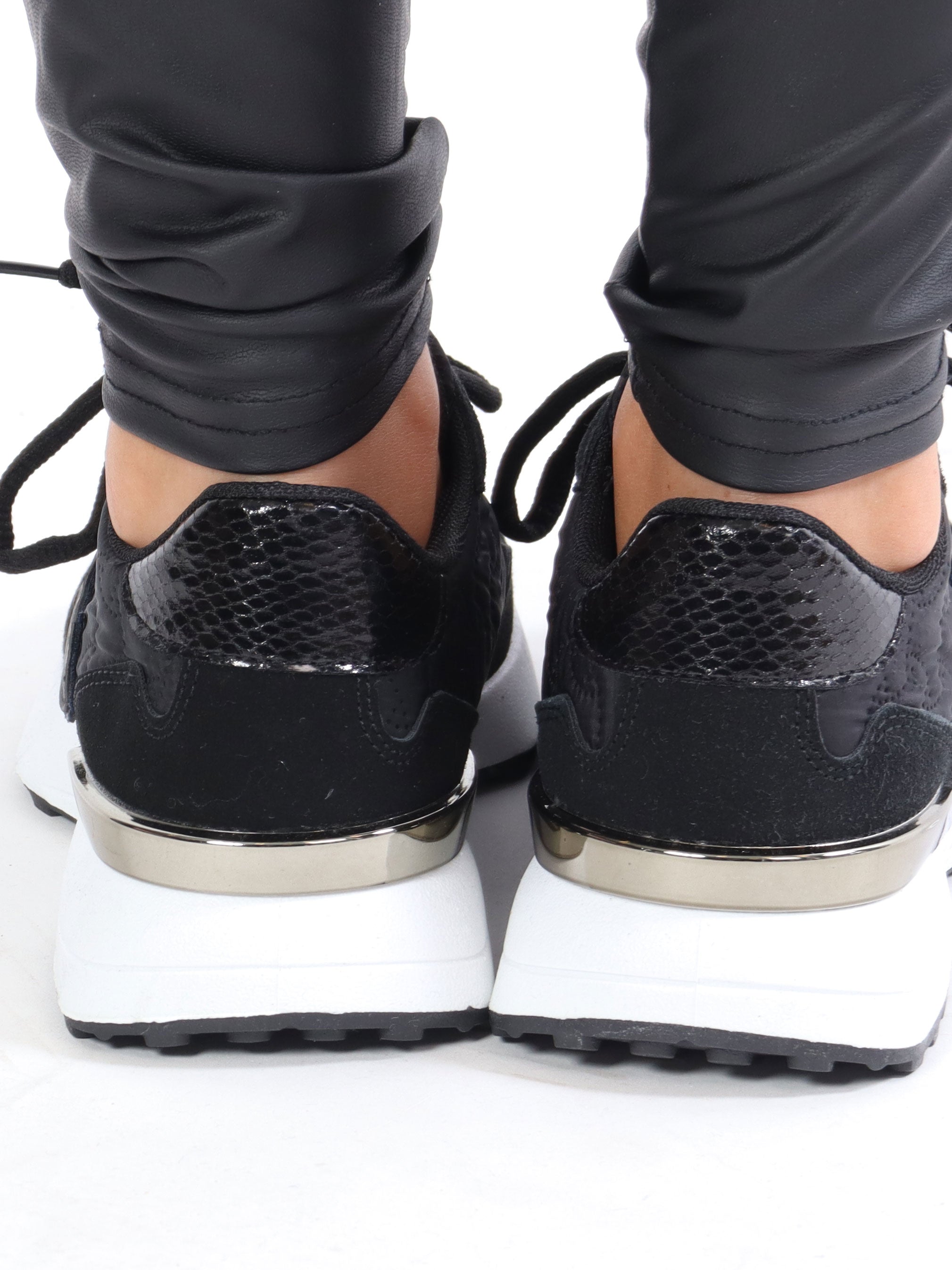 Line - Sneakers med slangeprints detaljer